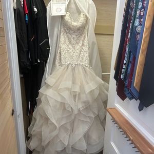 Gorgeous Lace Wedding Gown with Sweetheart Neckline (Never worn)